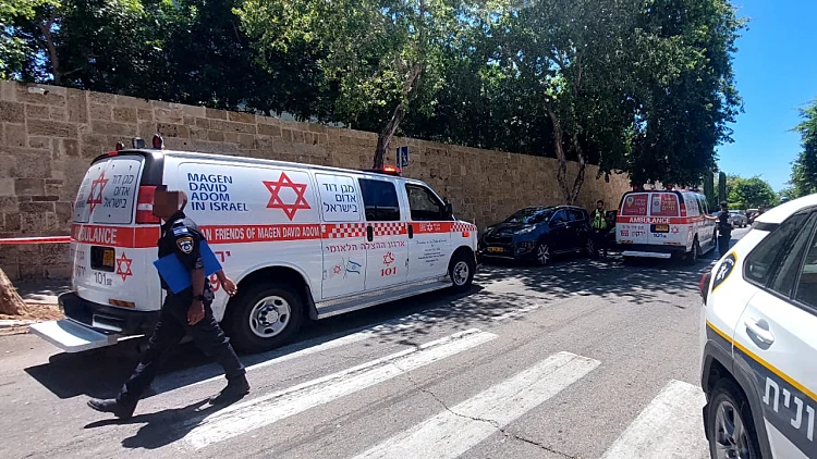 גבר כבן 40 נפצע קשה בפיצוץ רימון רסס בהרצליה, הרקע פלילי