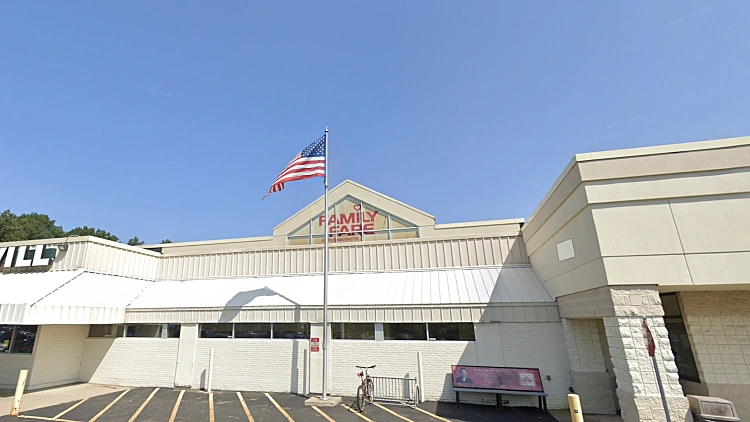 בת 34 חיה כשנה בתוך שלט על גג סופרמרקט ולאף אחד לא היה מושג