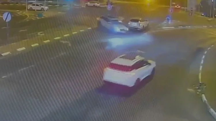 צפו: נמלט משוטרים בלי רישיון ב-156 קמ"ש - והתנגש ברכב אחר
