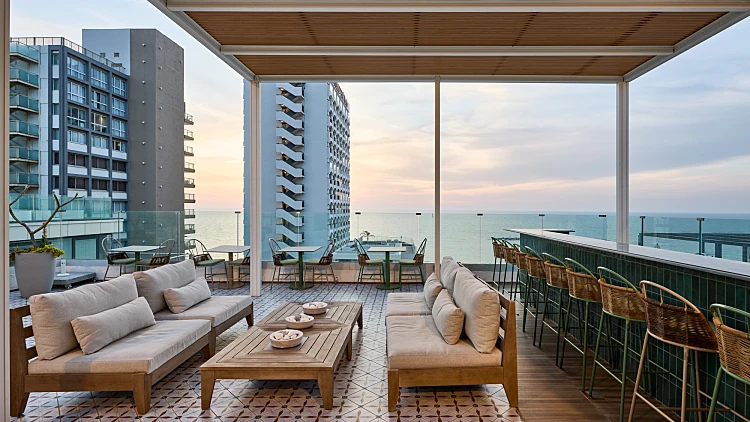 נוף עוצר נשימה מהרופטופ של מלון JEWEL