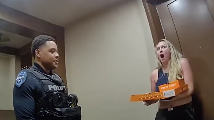 הזמינה פיצה, אבל במקום השליח הגיעה המשטרה