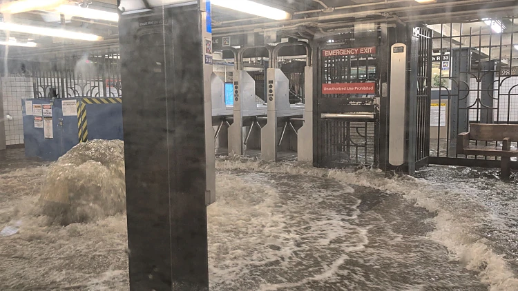 הסאבווי הוצף: שיטפונות ומצב חירום בניו יורק בשל גשמים עזים