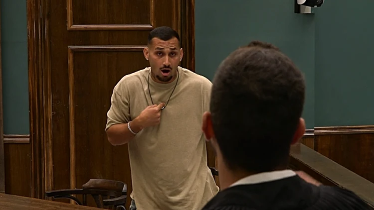 "לפני שהכרת אותי, זלזלת בי": רועי וארז איסקוב בעימות ראשון