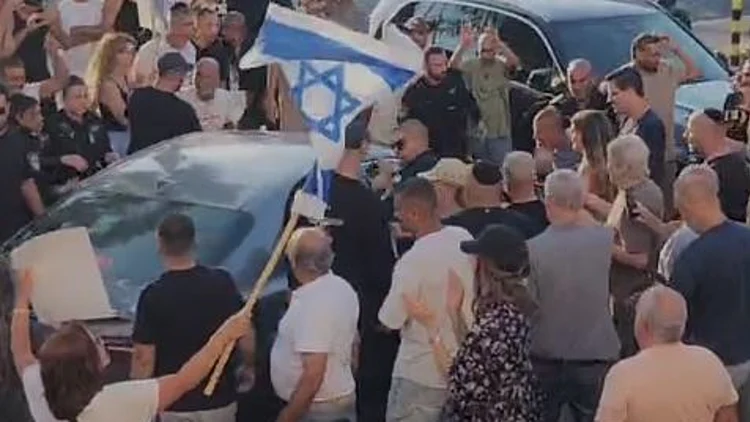 תיעוד: פעילי ימין חסמו וניפצו את שמשת הרכב של עודה; 3 נעצרו