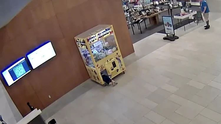גם זאת דרך לזכות בפרס: ילד נלכד בתוך מכונת צעצועים