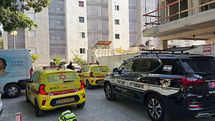 אמבולנס באתר בנייה בתל אביב