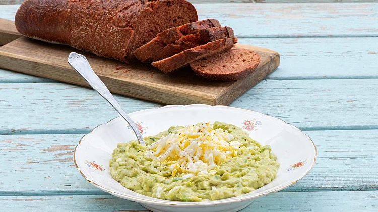 סלט אבוקדו עם ביצה קשה מגוררת