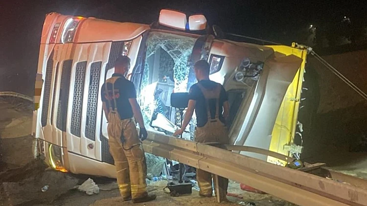 בן 26 נהרג בהתהפכות משאית בנגב, 2 הולכי רגל נפצעו קשה ברחבי הארץ