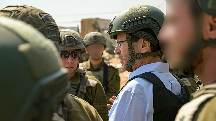 הרמטכ"ל: "אנו בצומת דרכים"; הרצוג: "שכולם יכנסו תחת האלונקה"