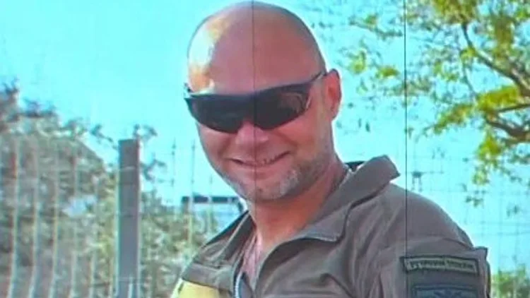 הלום הקרב ירה בחברתו, שיוצאת להגנתו: "רוצה שיטפל בעצמו"