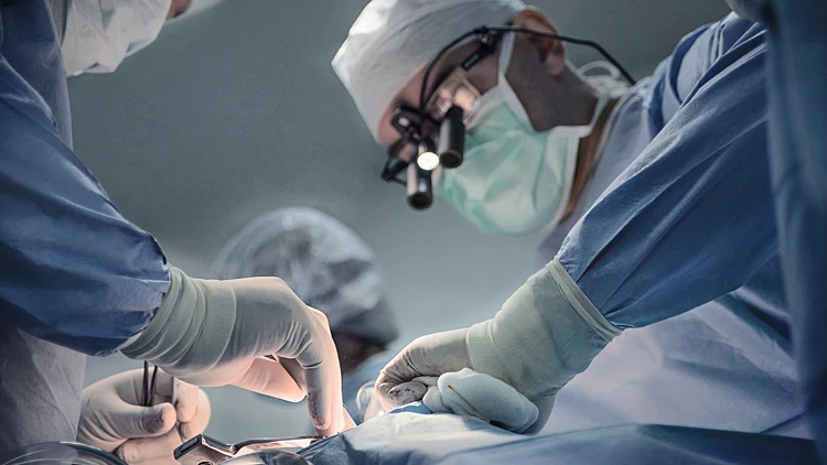 Doctors,perform,surgery,cardiac,stent,transplant,in,a,hospital