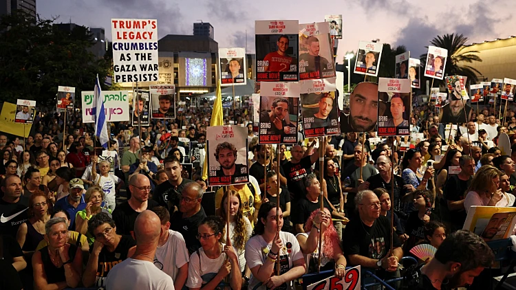 מפגינים למען החטופים בתל אביב