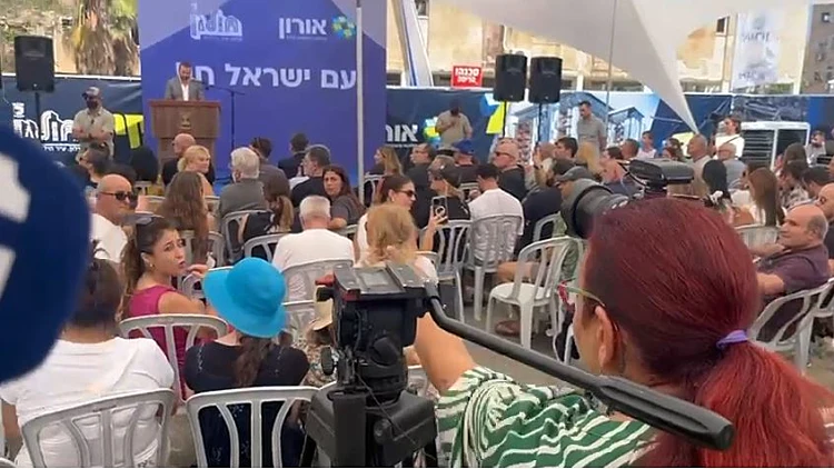"זה הבית שלי": מחאת התושבים ב"טקס" הריסת הבניינים בחולון
