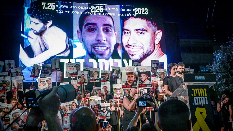 רבבות בכיכר החטופים: "אביתר מורעב במכוון ובציניות בצינוק בעזה"