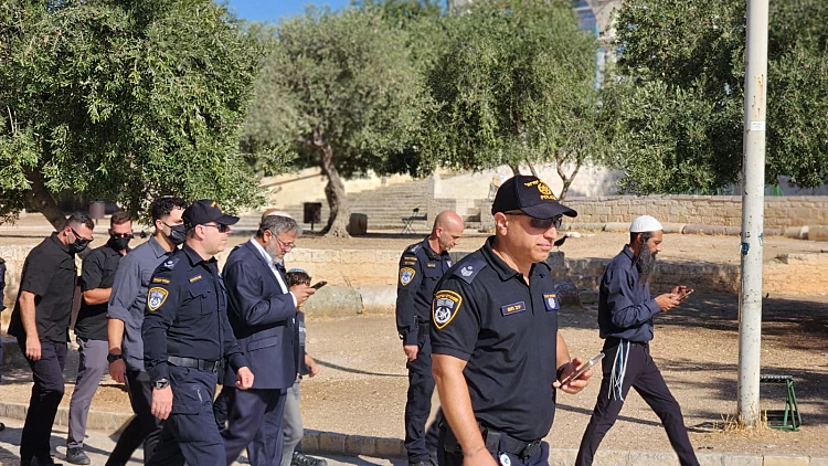 מול עיני השוטרים: בן גביר הוביל תפילה בהר הבית בניגוד לסטטוס-קוו