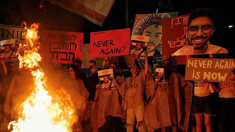 משפחות חטופים: "אם הקבינט יחליט להקריב אותם - אנחנו נשתגע"