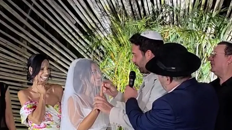 אחרי הביטול: רביד פלוטניק ובת הזוג הפכו הערב לבעל ואישה