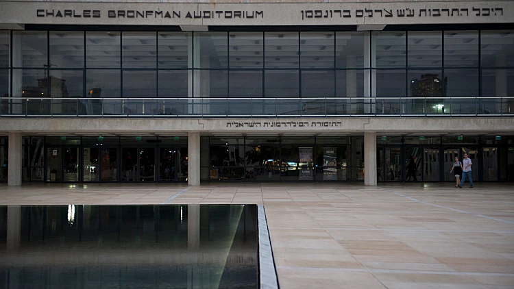 פועל נהרג בנפילה מגג היכל התרבות בתל אביב, המשטרה חוקרת