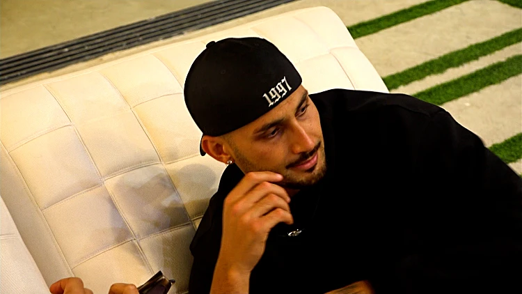 "שיעזבו אותי, שיהיו בריאות": הבנות נגד איסקוב, שלא נשאר חייב