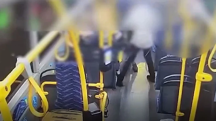 תושב י-ם נאשם שתקף נהג אוטובוס ושוטר: "הכה ואיים" | תיעוד