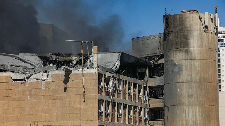 ההרס בסורוקה אחרי פגיעת הטיל האיראני