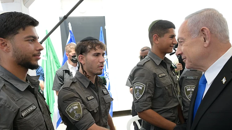 בנימין נתניהו עם לוחמי מג"ב החרדים