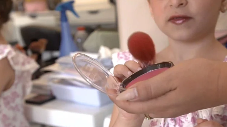 עם קונסילר בתיק: הילדות והנערות שמתאפרות מגיל צעיר