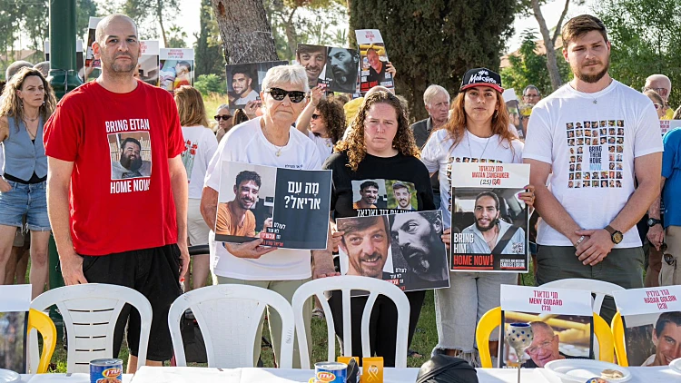 שורדי שבי ומשפחות חטופים בקבלת שבת מול בית קבלת שבת מול בית השר ישראל כ"ץ בכפר אחים