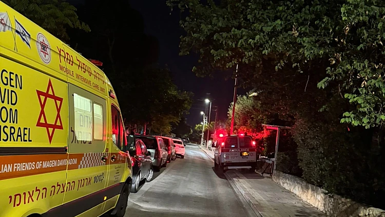 המשטרה חוקרת: אישה כבת 80 אותרה ללא רוח חיים בביתה בהרצליה