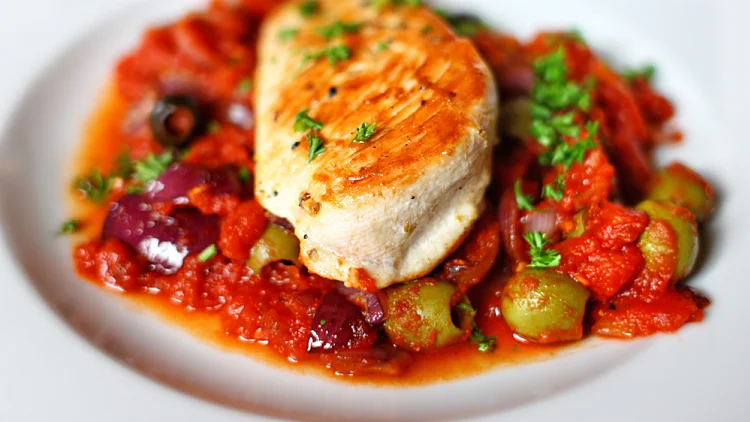 חזה עוף עם עגבניות וזיתים