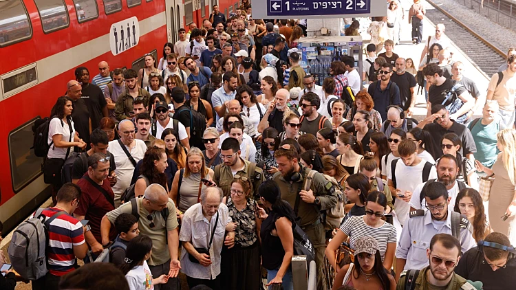 הגבלות, דרגנועים מקולקלים ונוסעים מתוסכלים: מה קורה ברכבת?