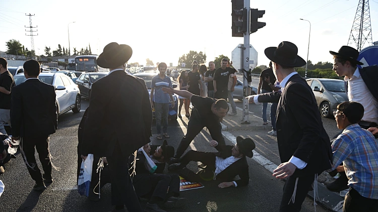 מהומות, עימותים ופקקי ענק: חרדים קיצונים חסמו כבישים מרכזיים