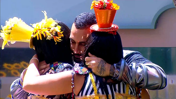 ארז איסקוב נפגש עם אחיותיו - ומגיב כמו שבחיים לא ראינו