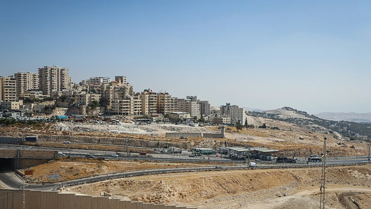 הכתובת על הקיר: גדר ההפרדה הפרוצה בירושלים - ואזהרת המבקר