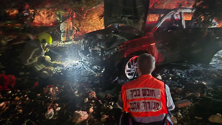 חשד לרצח כפול: שני גברים אותרו ללא רוח חיים ברכב בוער בשרון