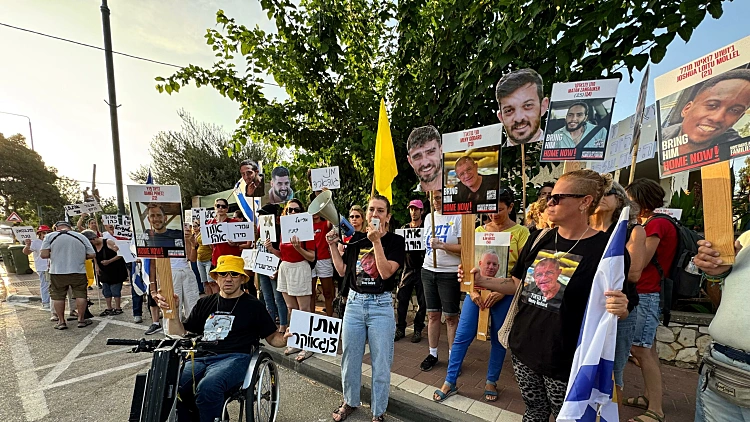 משפחות חטופים מול בתי שרים: "על טרפוד חוזר ונשנה לא תהיה כפרה"