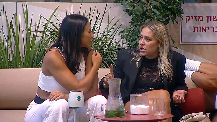 "היא אמרה לחן לסגור לה את הרוכסן - זה לא מתאים": שני מבקרת את מאי