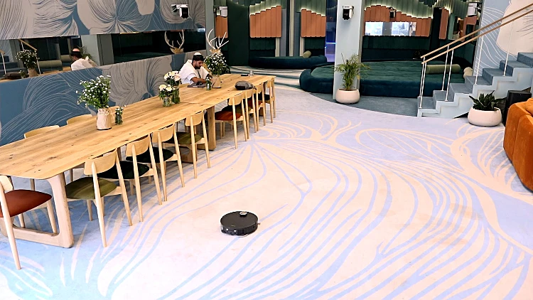 הדיירים מרימים על האש עם מטבח החוץ של כתר!