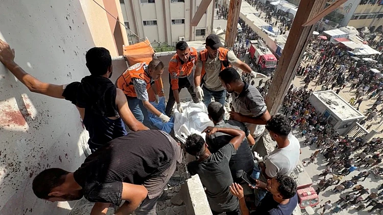 דיווח בעזה: 20 הרוגים בתקיפה בביה"ח בח'אן יונס, בהם עיתונאים