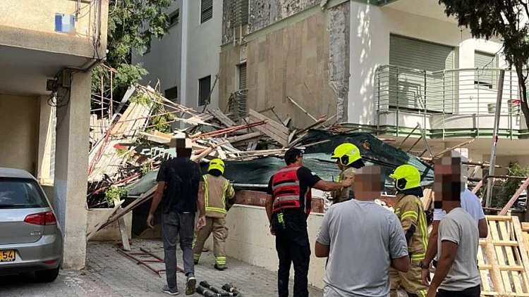 זירת קריסת הפיגומים ברחוב רנ"ק בתל אביב