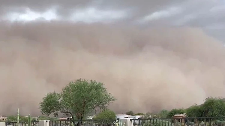 נזקים, הפסקות חשמל והשבתת נמל תעופה: סופת חול אדירה באריזונה
