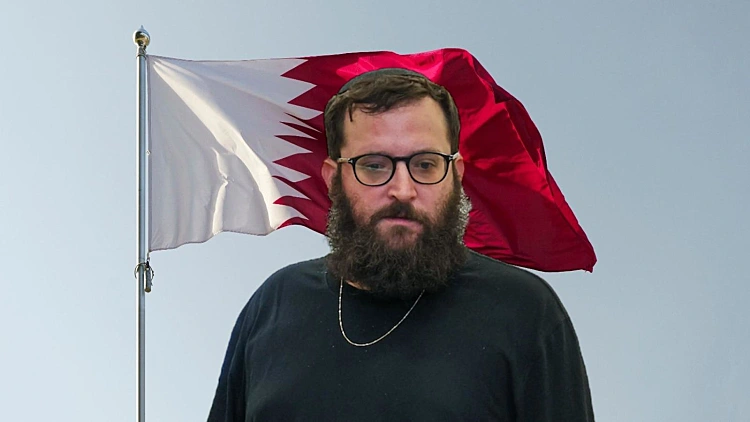 יונתן אוריך ברקע דגל קטר