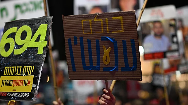 המונים במחאות: "מתעסקים בטיסות לאומן במקום בחטופים"