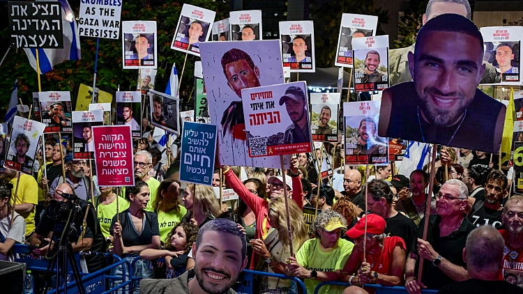 מפגינים בכיכר החטופים