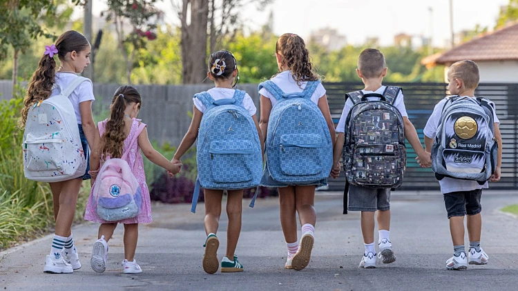 בצל שנה נוספת של מלחמה: 2.5 מיליון תלמידים חוזרים לבתי הספר