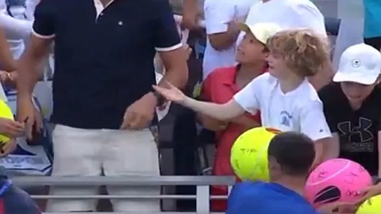 בשידור חי, לעיני מיליונים: הילד, הכובע הגנוב - והפיצוי