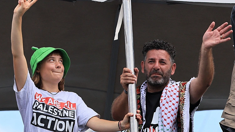 גרטה תונברג וסייף אבו-קשק במשט לעזה שיצא מספרד