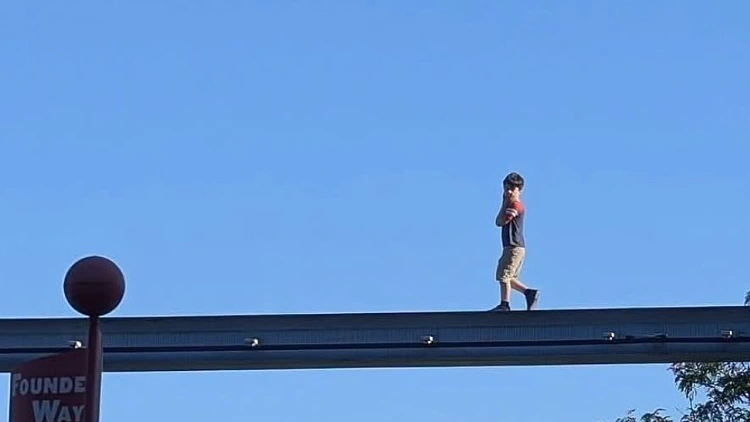 הילד אותר מהלך על המסילה