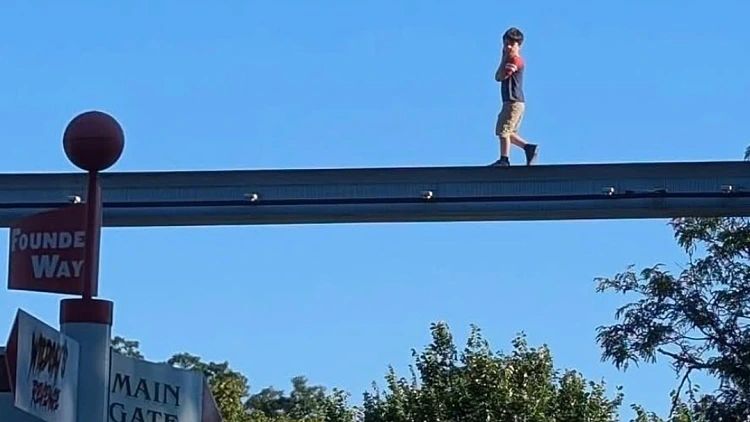 דרמה בפארק: הילד הנעדר אותר מהלך על מסילת רכבת מוגבהת