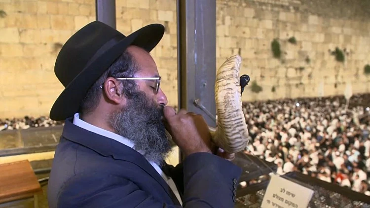 חודש הסליחות: הישראלים שמגיעים לכותל ומתפללים להשבת החטופים